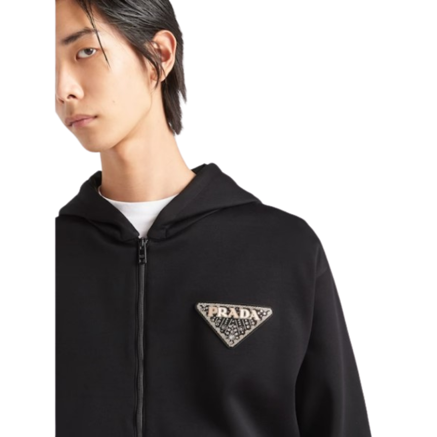 Sweat-shirt à capuche PRADA noir broderie logo triangle strass clous