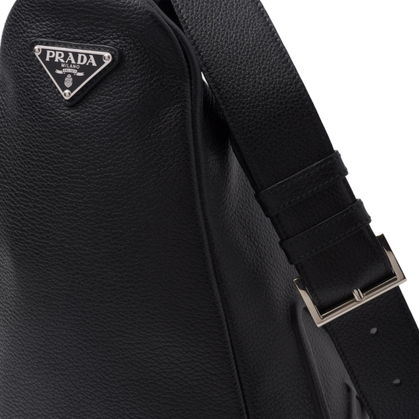 Sac triangle XL PRADA en cuir grainé noir
