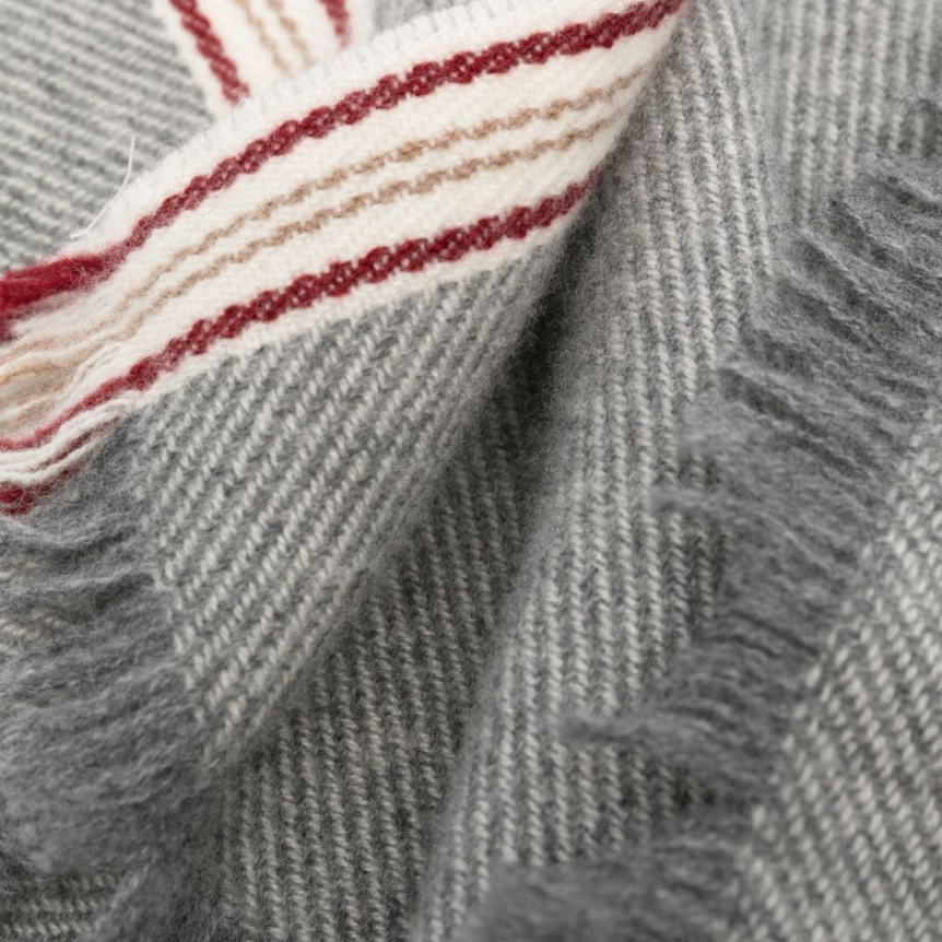 Echarpe en cachemire gris rayée blanc bandes rouge beige Brunello Cucinelli