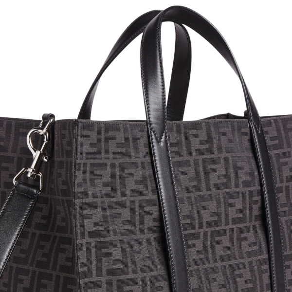 Grand sac shopping FENDI tissu jacquard recyclé motif FF gris