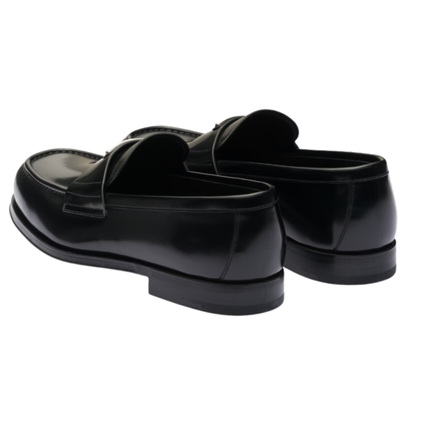Mocassins PRADA cuir brossé noir logo triangle métal