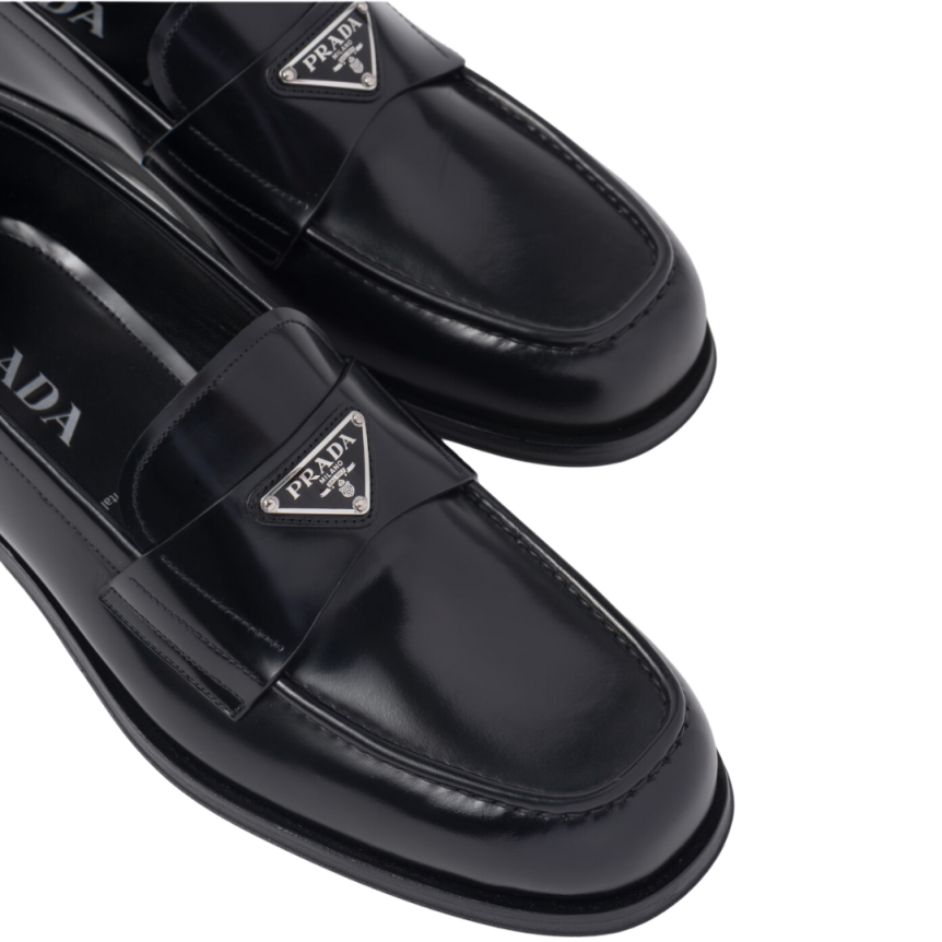 Mocassins PRADA cuir brossé noir logo triangle métal