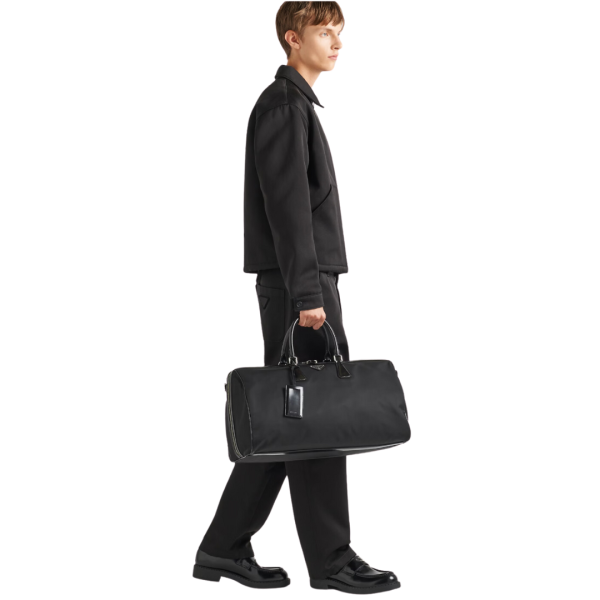 Sac marin PRADA porté main bandoulière Re-Nylon cuir brossé noir