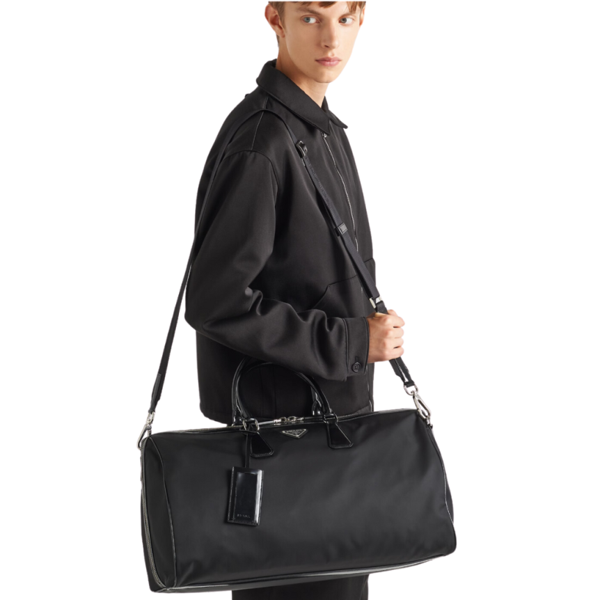 Sac marin PRADA porté main bandoulière Re-Nylon cuir brossé noir