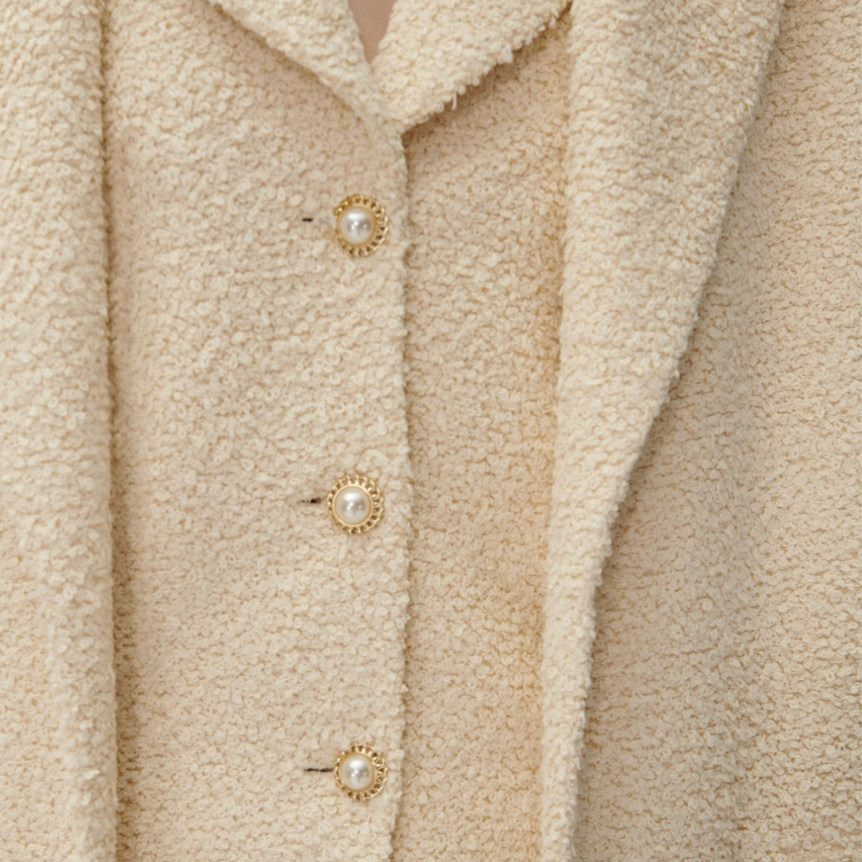 Blazer bouclé MAGDA BUTRYM ajusté beige bouton perle dorée
