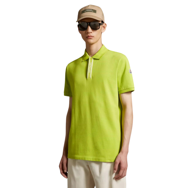 Polo MONCLER piqué de coton vert anis motif logo blanc col