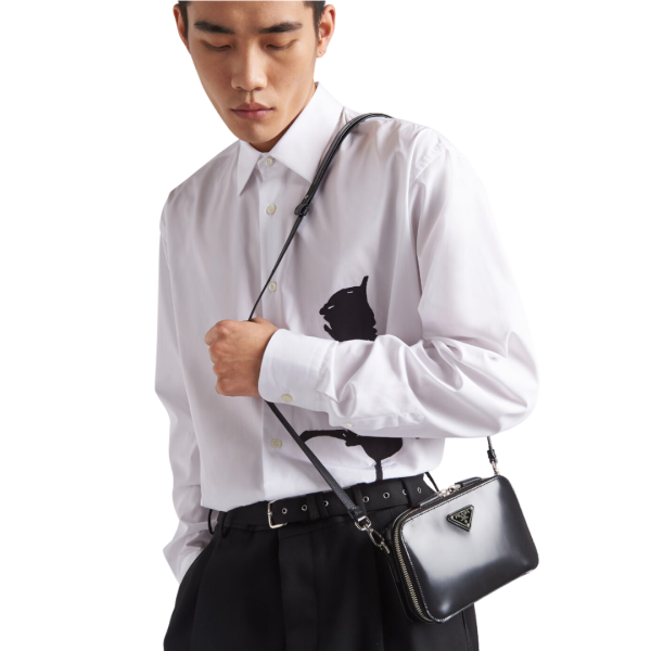 Sac Brique PRADA cuir Saffiano noir bandoulière logo triangle métal