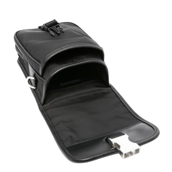 Sacoche bandoulière PRADA Re-nylon noir à rabat logo triangle émail