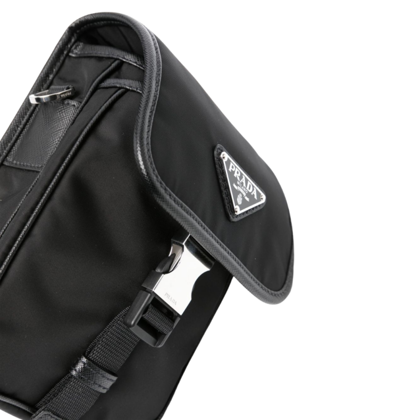 Sacoche bandoulière PRADA Re-nylon noir à rabat logo triangle émail
