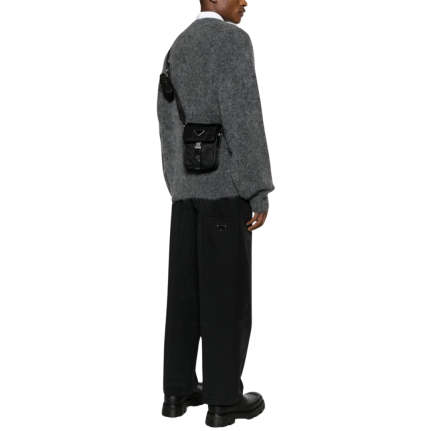 Sacoche bandoulière PRADA Re-nylon noir à rabat logo triangle émail