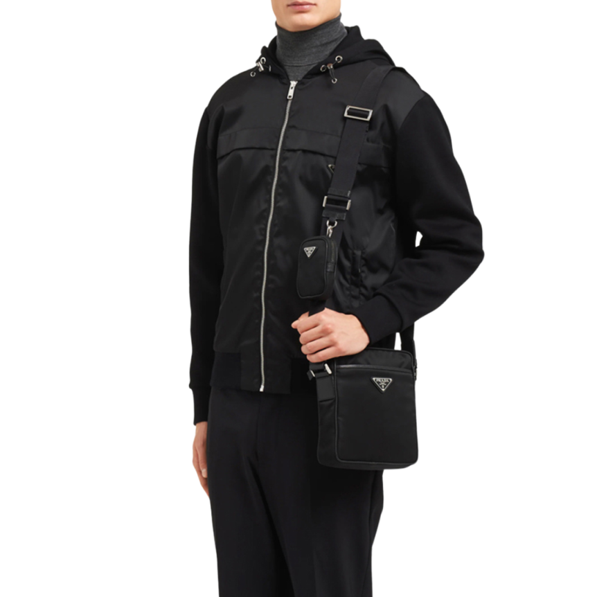 Sac sacoche PRADA bandoulière carré nylon noir logo triangle