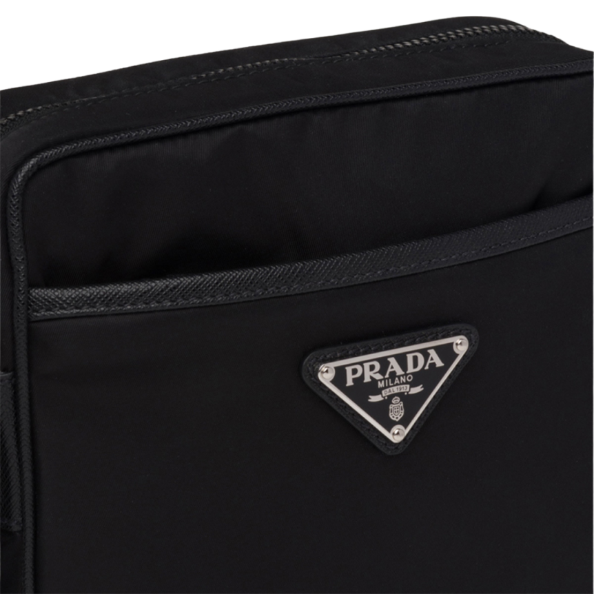 Sac sacoche PRADA bandoulière carré nylon noir logo triangle