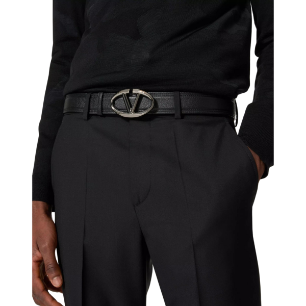 Ceinture The Bold Edition cuir veau grainé noir boucle logo V oval