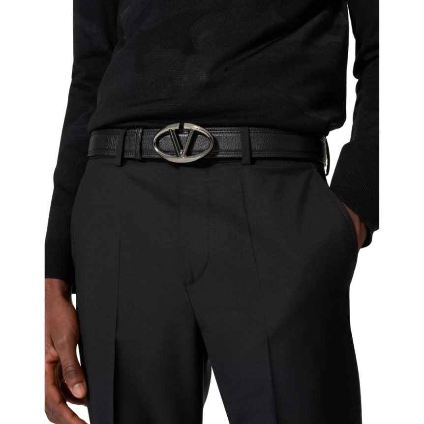 Ceinture The Bold Edition cuir veau grainé noir boucle logo V oval