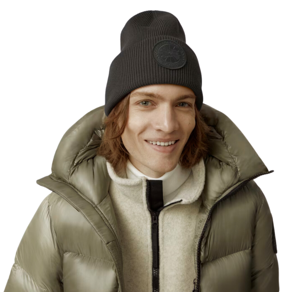 Bonnet laine mérinos CANADA GOOSE gris anthracite logo ton sur ton