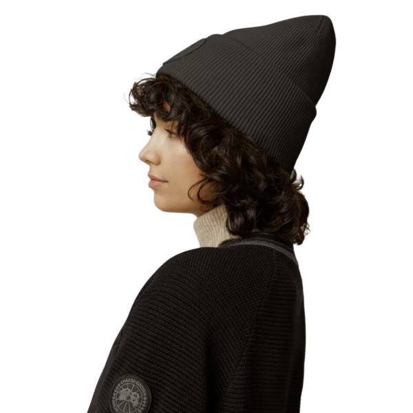 Bonnet laine mérinos CANADA GOOSE gris anthracite logo ton sur ton