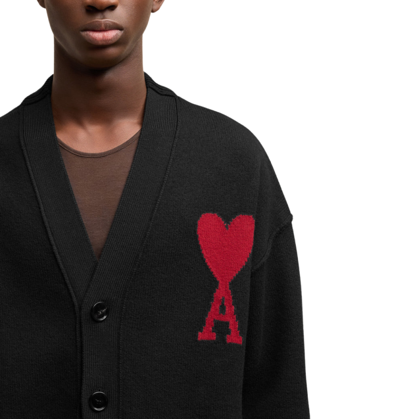 Cardigan AMI Paris laine mérinos feutrée noir cœur rouge