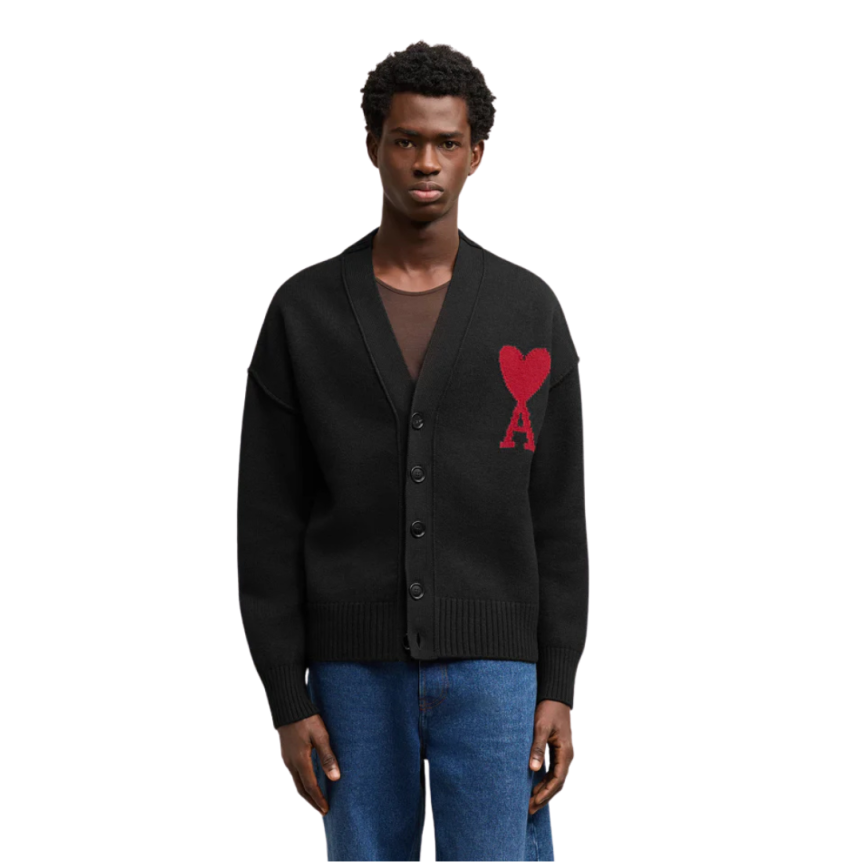 Cardigan AMI Paris laine mérinos feutrée noir cœur rouge