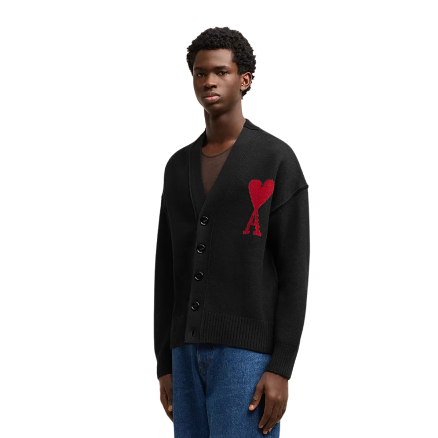 Cardigan AMI Paris laine mérinos feutrée noir cœur rouge