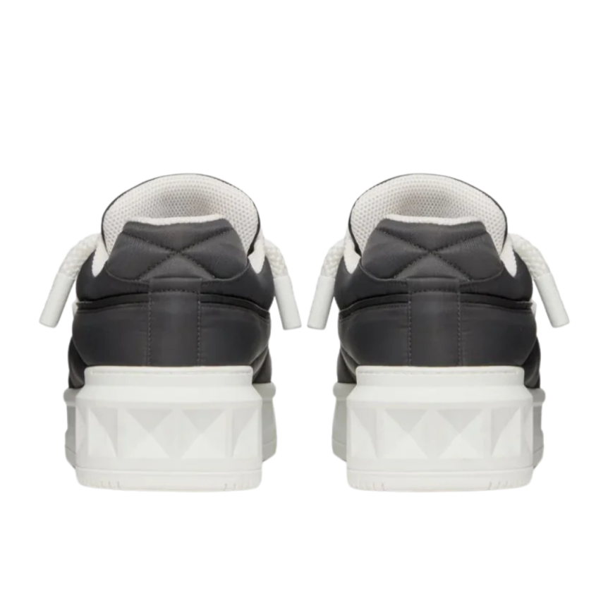 Baskets basses VALENTINO One Stud XI Cuir noir semelle blanche