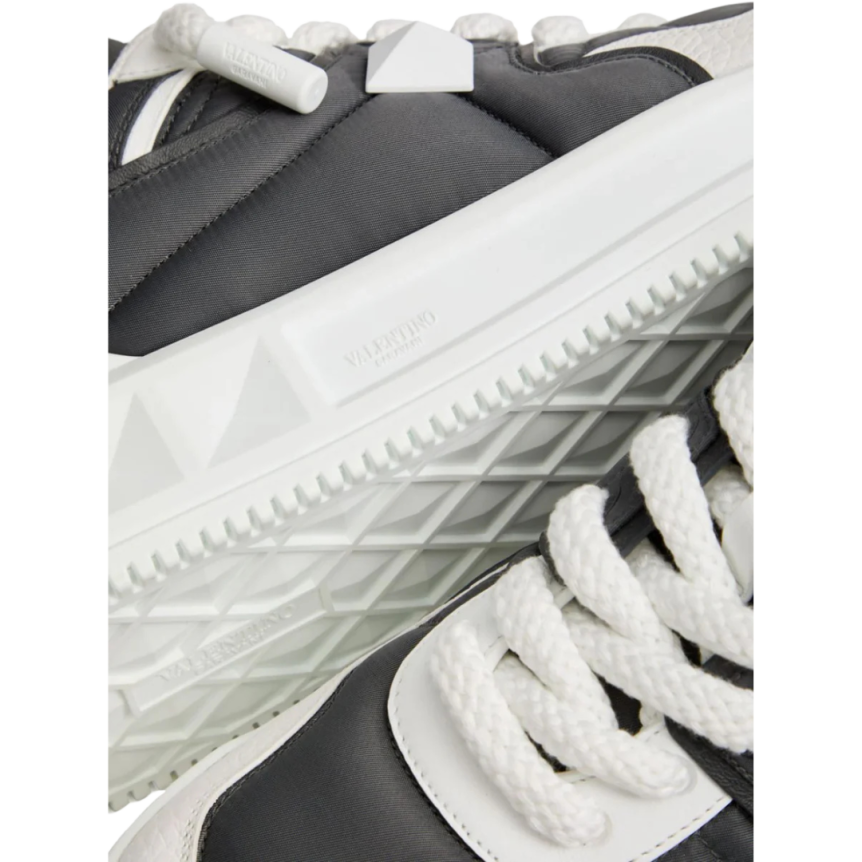 Baskets basses VALENTINO One Stud XI Cuir noir semelle blanche