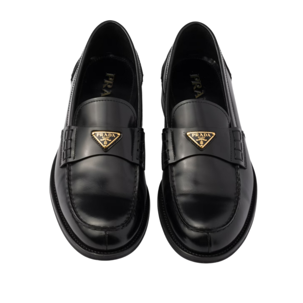 Mocassins PRADA cuir brossé noir logo triangle or