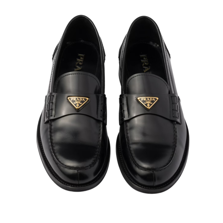 Mocassins PRADA cuir brossé noir logo triangle or