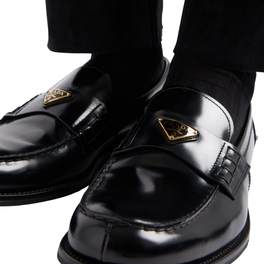 Mocassins PRADA cuir brossé noir logo triangle or