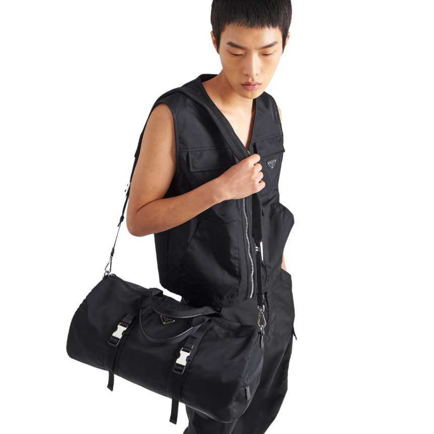 Sac de sport PRADA Re-Nylon cuir Saffiano noir triangle métal émail