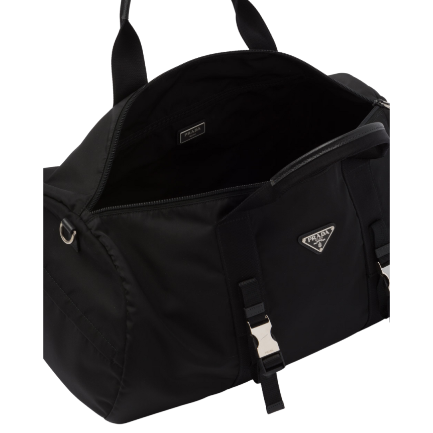 Sac de sport PRADA Re-Nylon cuir Saffiano noir triangle métal émail