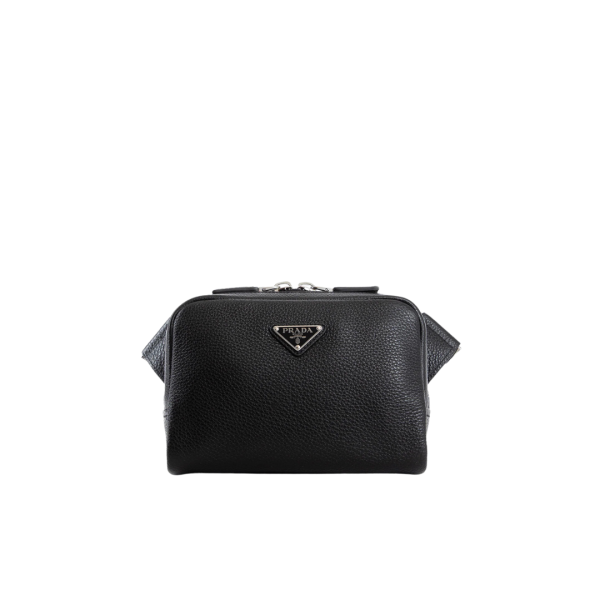Sac bandoulière PRADA cuir grainé noir logo triangle métal émail