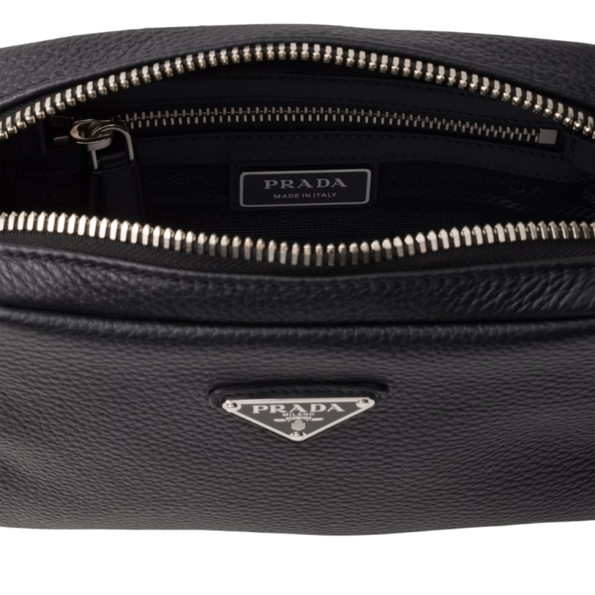 Sac bandoulière PRADA cuir grainé noir logo triangle métal émail