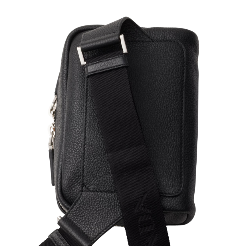 Sac bandoulière PRADA cuir grainé noir logo triangle métal émail