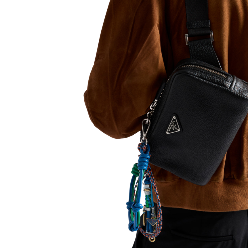 Sac bandoulière PRADA cuir grainé noir logo triangle métal émail