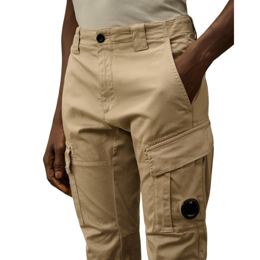 Pantalon cargo CP COMPANY en coton satin extensible beige poche lentille