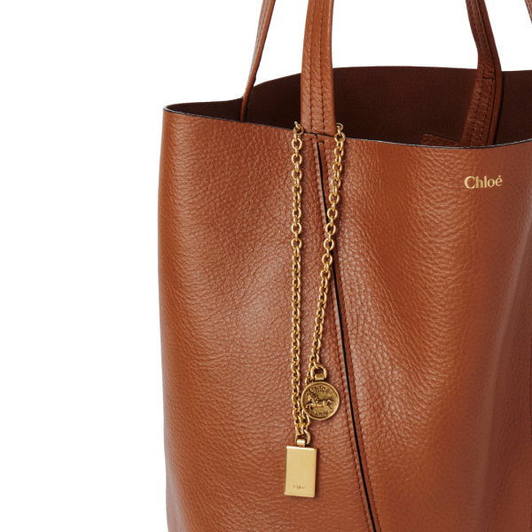 Grand sac cabas CHLOE Spin cuir camel charms métal doré