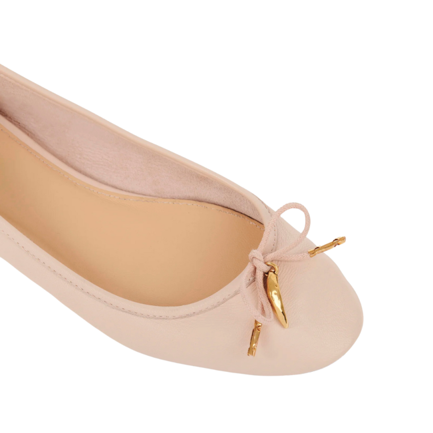 Ballerine CHLOE Iris cuir brillant beige rosé nœud charm banane