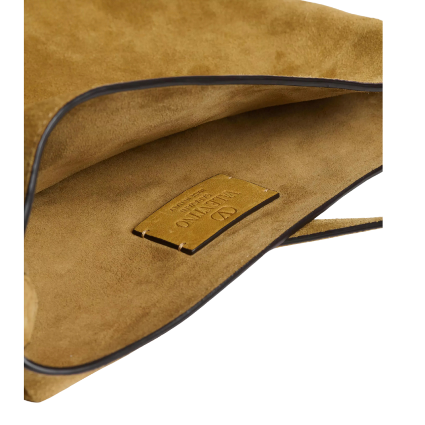 Sac porté épaule VALENTINO Nellcôte daim camel écusson cuir V Logo signature métal