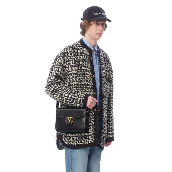 Sac porté épaule VALENTINO 9TO5 cuir veau lisse noir fermoir V logo signature