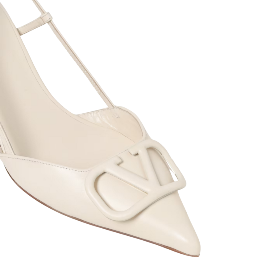 Escarpins à bride arrière VALENTINO cuir vernis écru ornement V logo signature