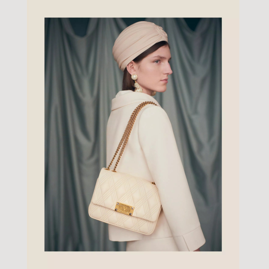 Sac porté épaule VALENTINO Quilte 67 cuir nappa matelassé écru boucle V doré