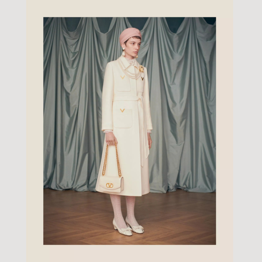 Sac porté épaule VALENTINO V logo signature cuir veau brillant écru chaine dorée