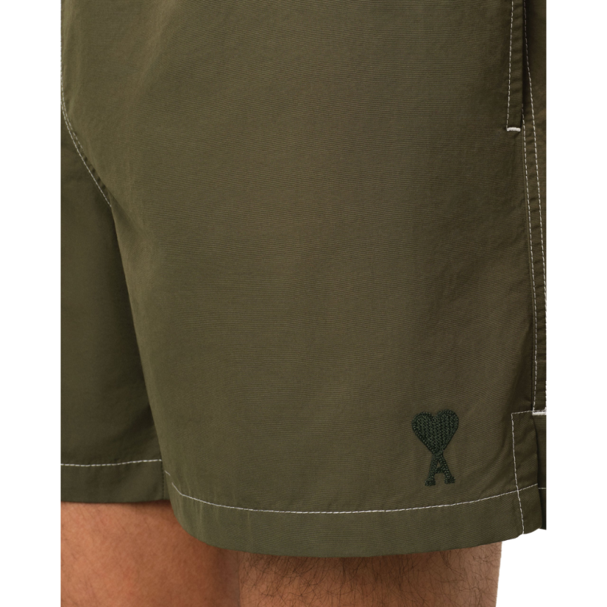 Short de bain AMI Paris toile technique kaki broderie cœur kaki