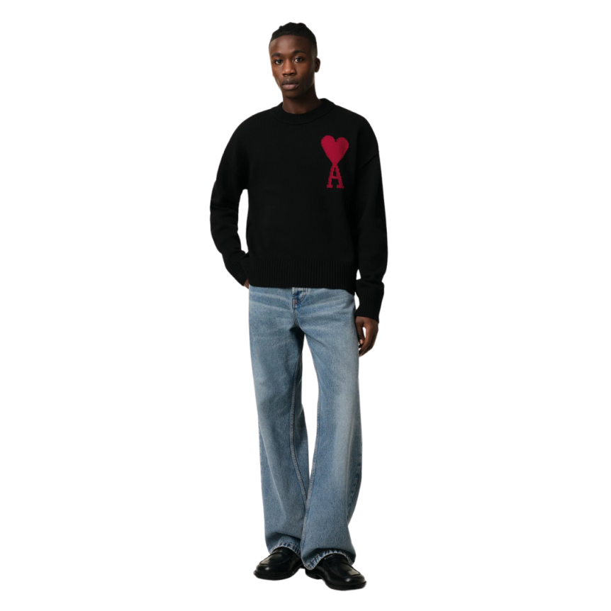 Pull col rond AMI Paris laine mérinos noir broderie gros cœur rouge