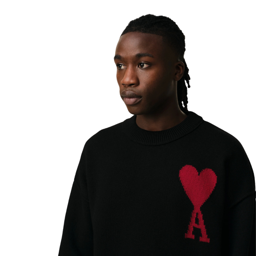 Pull col rond AMI Paris laine mérinos noir broderie gros cœur rouge