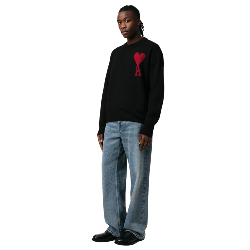 Pull col rond AMI Paris laine mérinos noir broderie gros cœur rouge