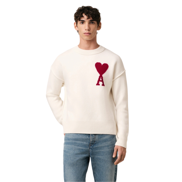 Pull col rond AMI Paris laine mérinos écru broderie gros cœur rouge