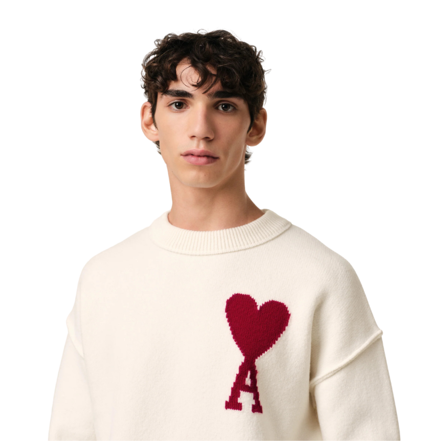 Pull col rond AMI Paris laine mérinos écru broderie gros cœur rouge