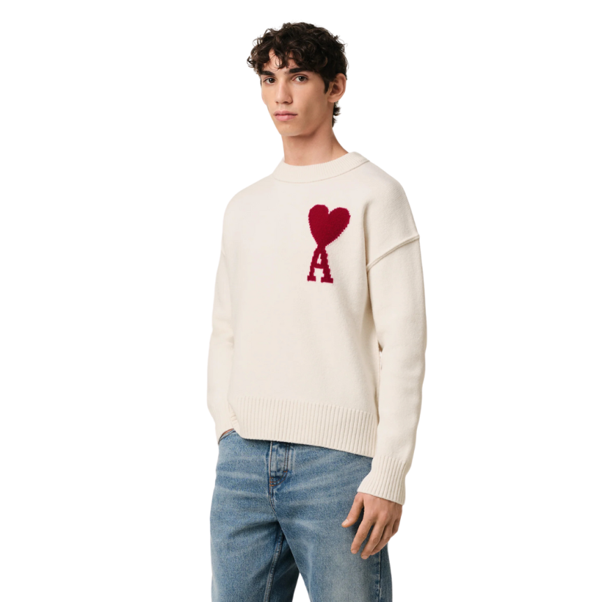 Pull col rond AMI Paris laine mérinos écru broderie gros cœur rouge