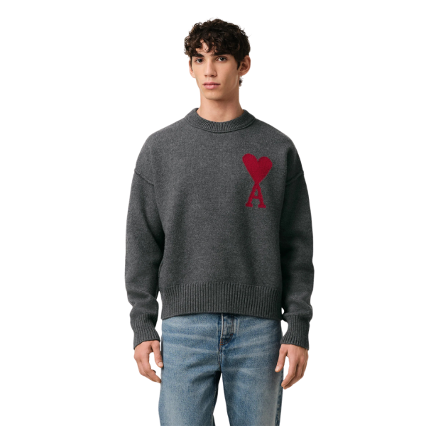 Pull col rond AMI Paris laine mérinos feutrée gris cœur rouge